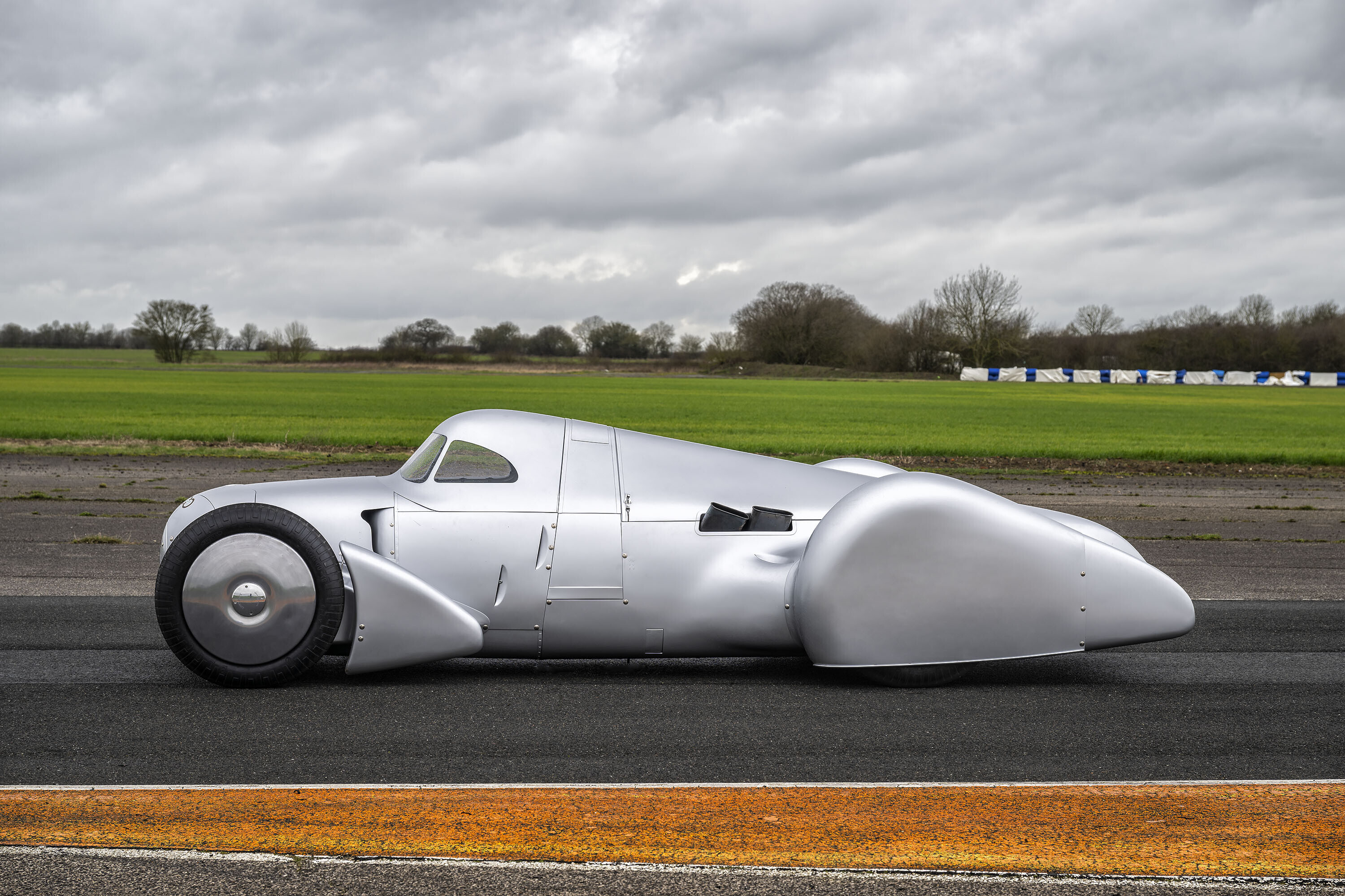 Audi recreated the Auto Union Lucca. After just over three years of construction, the record-breaking car was completed in early 2026.
Driving shot at the first roll-out. Side view.
